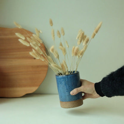 Vaso Reto em cerâmica artesanal — tamanho 14CM x 10CM, argila Flocos, esmalte Azul Safira