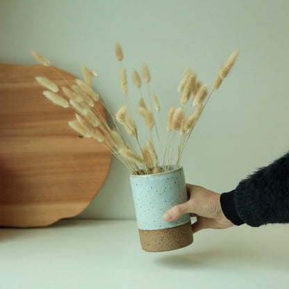 Vaso Reto em cerâmica artesanal — tamanho 14CM x 10CM, argila Flocos, esmalte Jujuba