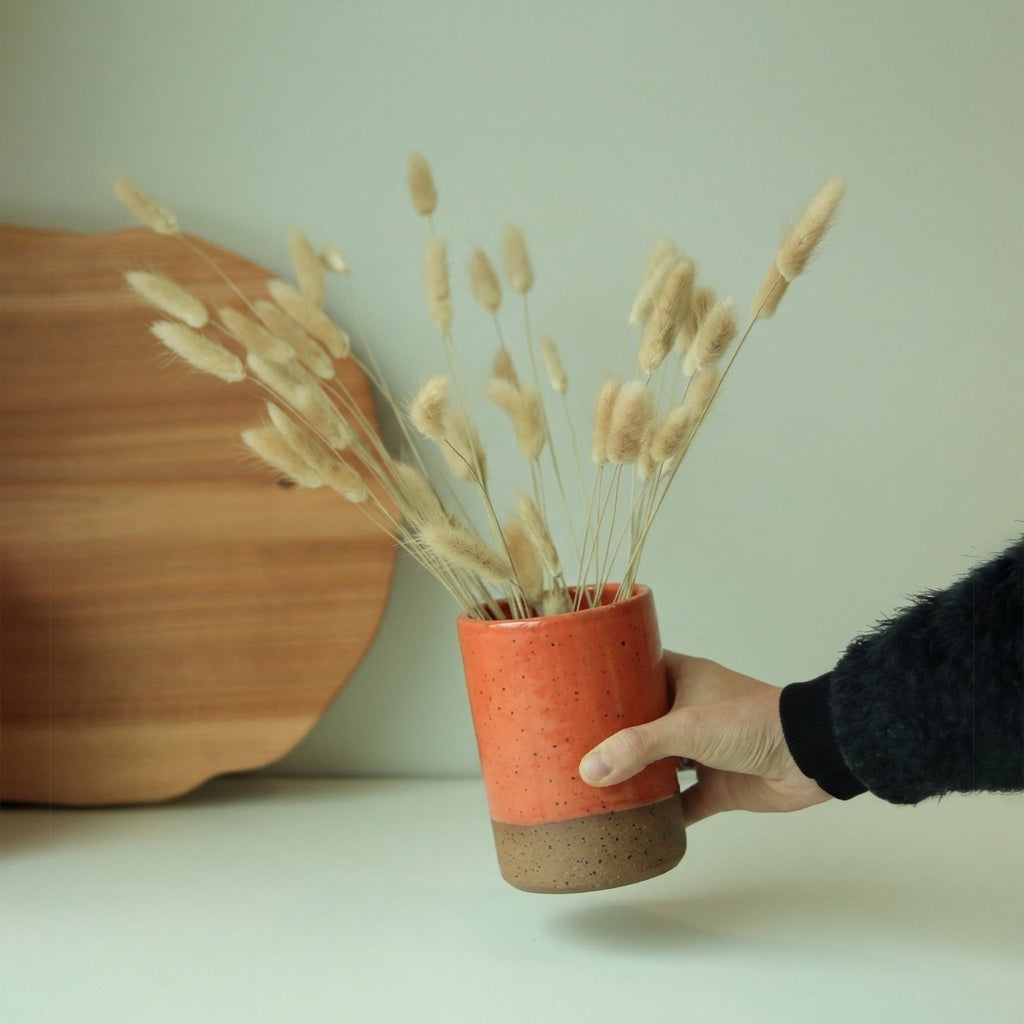 Vaso Reto em cerâmica artesanal — tamanho 14CM x 10CM, argila Flocos, esmalte Laranja Intenso