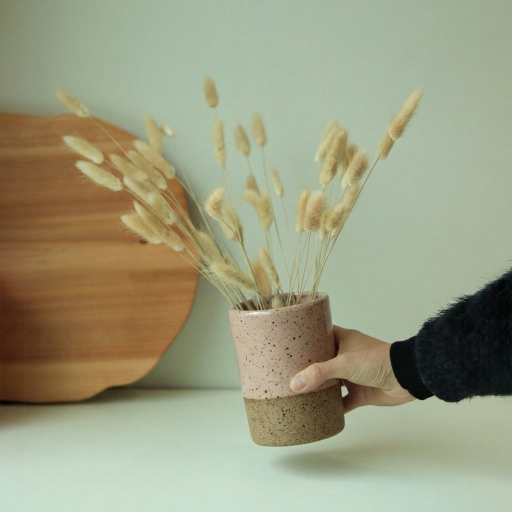 Vaso Reto em cerâmica artesanal — tamanho 14CM x 10CM, argila Flocos, esmalte Nude