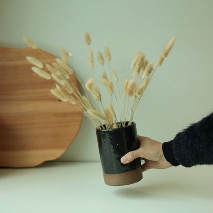 Vaso Reto em cerâmica artesanal — tamanho 14CM x 10CM, argila Flocos, esmalte Preto Ébano