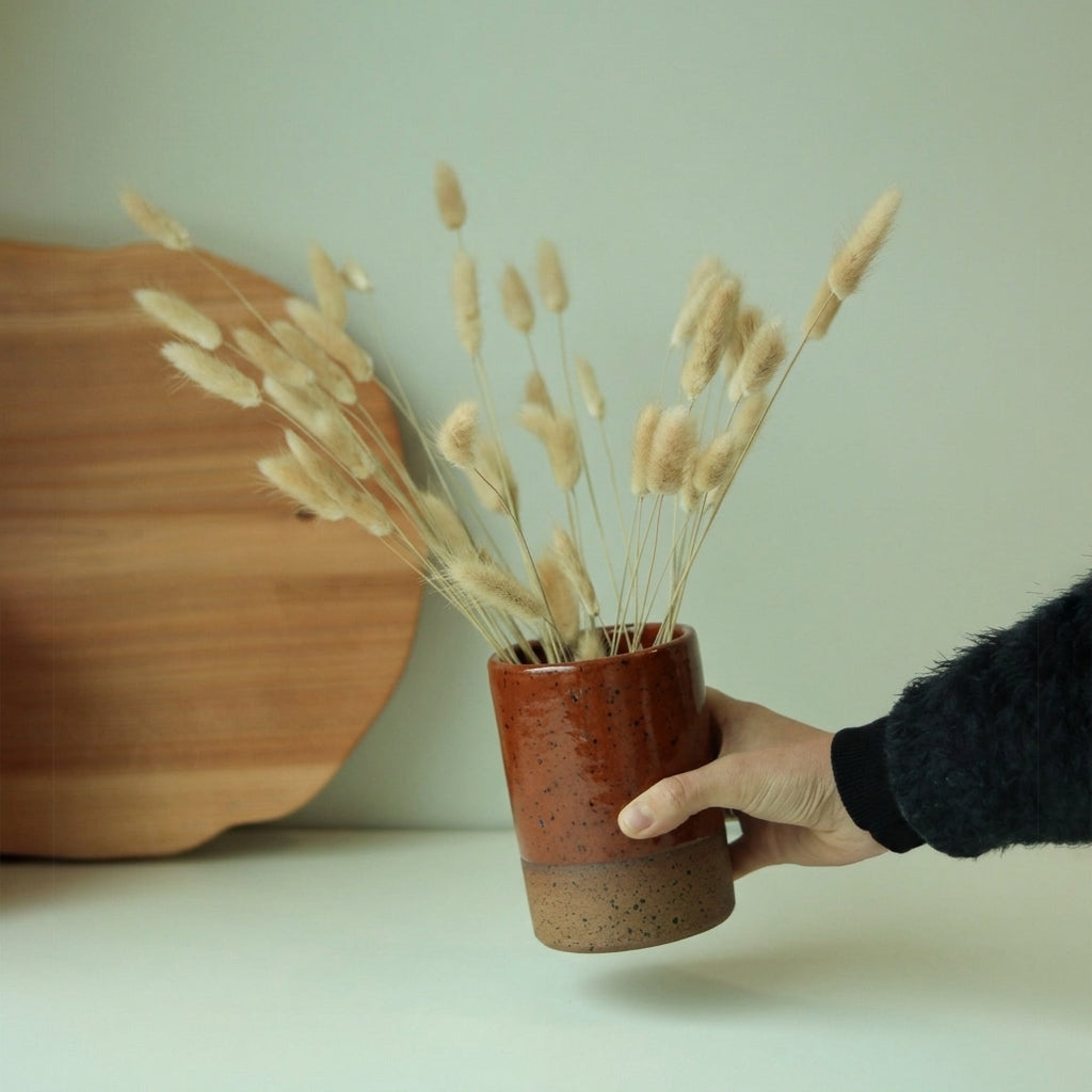 Vaso Reto em cerâmica artesanal — tamanho 14CM x 10CM, argila Flocos, esmalte Sol de Terracota
