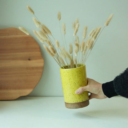 Vaso Reto em cerâmica artesanal — tamanho 16CM x 10CM, argila Flocos, esmalte Amarelo Intenso