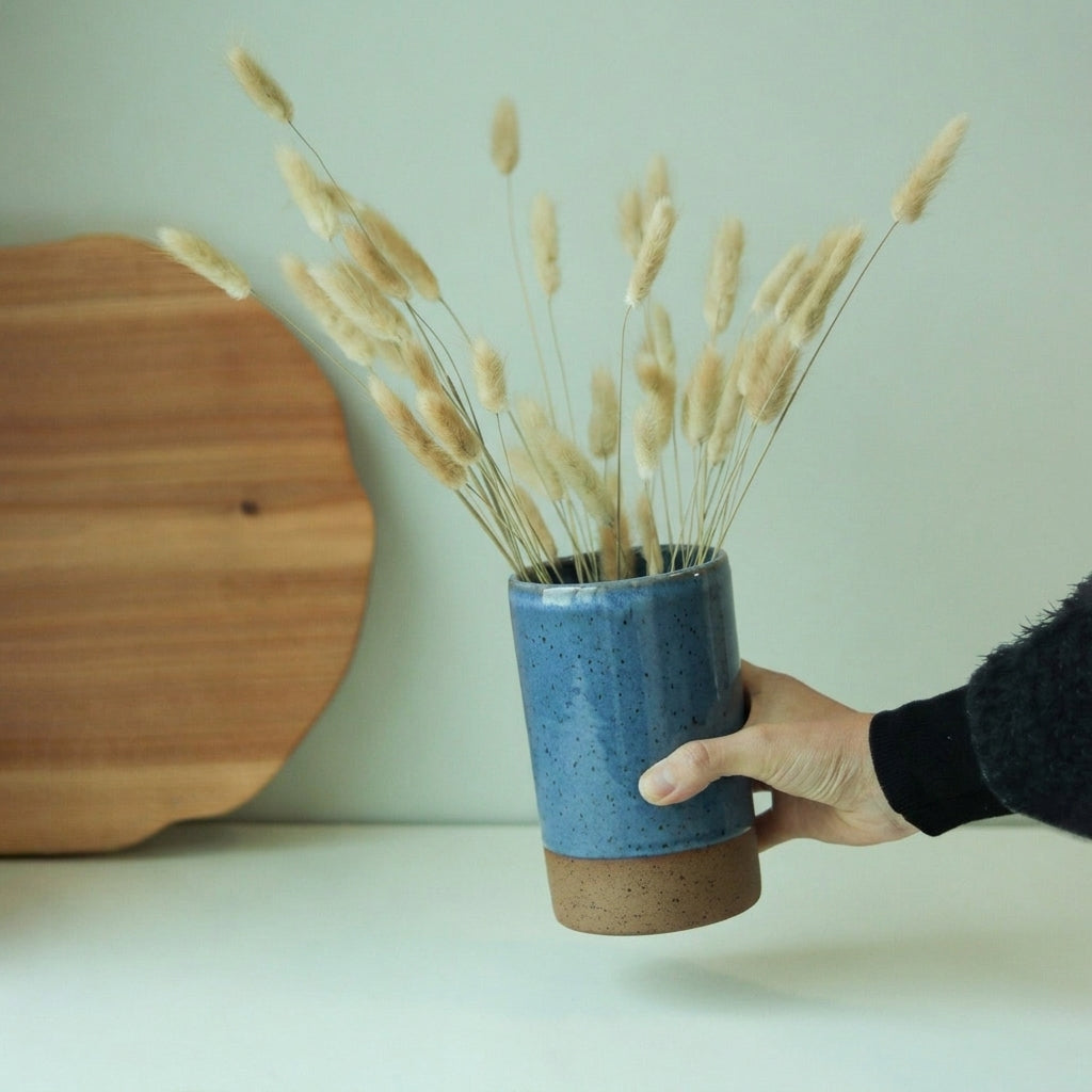 Vaso Reto em cerâmica artesanal — tamanho 16CM x 10CM, argila Flocos, esmalte Azul Safira