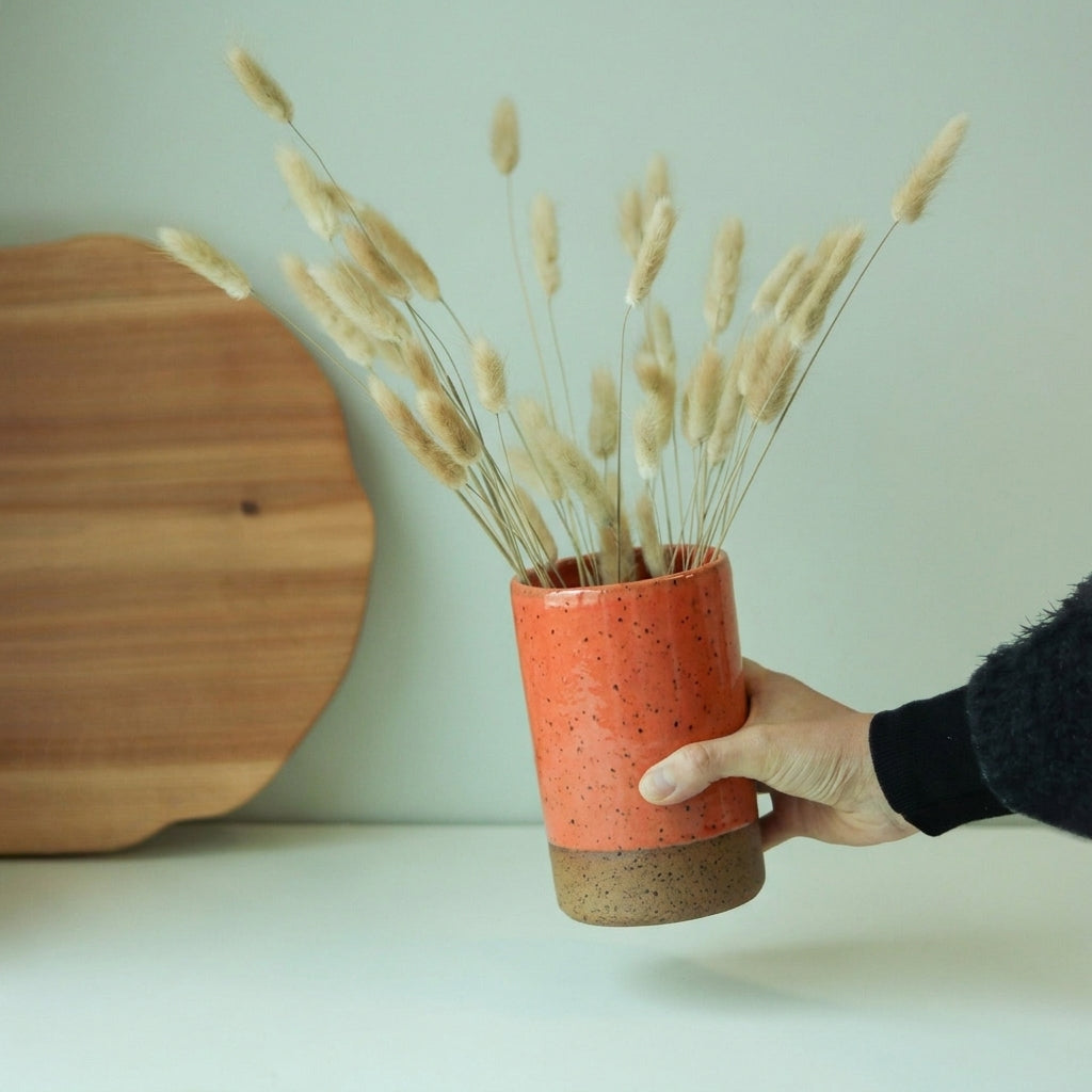 Vaso Reto em cerâmica artesanal — tamanho 16CM x 10CM, argila Flocos, esmalte Laranja Intenso