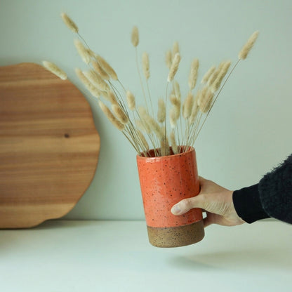 Vaso Reto em cerâmica artesanal — tamanho 16CM x 10CM, argila Flocos, esmalte Laranja Intenso