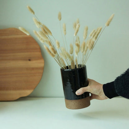 Vaso Reto em cerâmica artesanal — tamanho 16CM x 10CM, argila Flocos, esmalte Preto Ébano