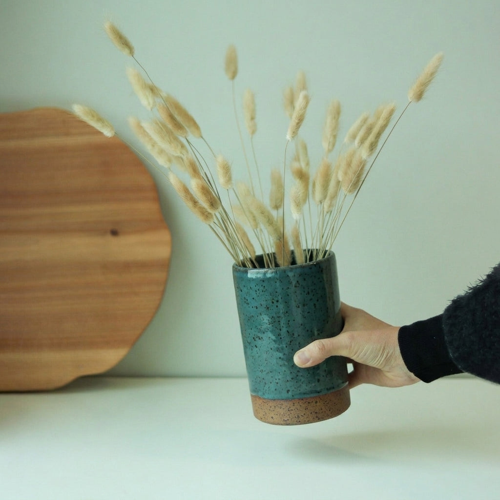 Vaso Reto em cerâmica artesanal — tamanho 16CM x 10CM, argila Flocos, esmalte Verde Exército