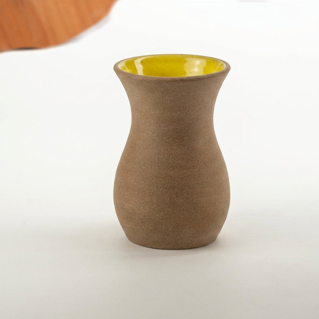 Vaso Silhueta em cerâmica artesanal — tamanho 16CM, argila Cappuccino, esmalte Amarelo Intenso