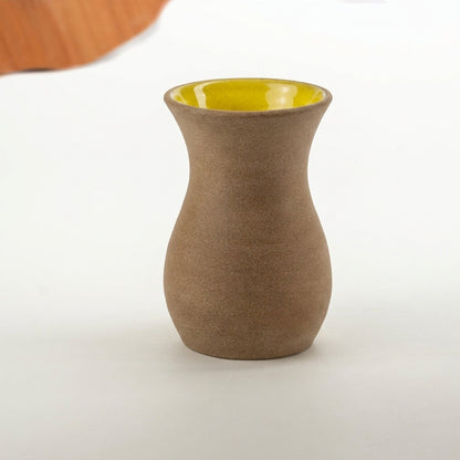 Vaso Silhueta em cerâmica artesanal — tamanho 16CM, argila Cappuccino, esmalte Amarelo Intenso