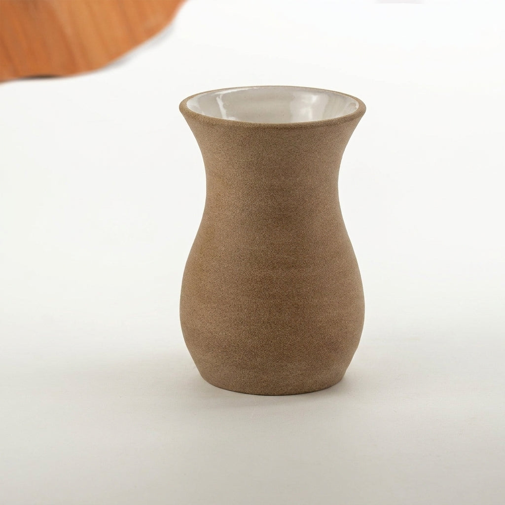 Vaso Silhueta em cerâmica artesanal — tamanho 16CM, argila Cappuccino, esmalte Branco AMME