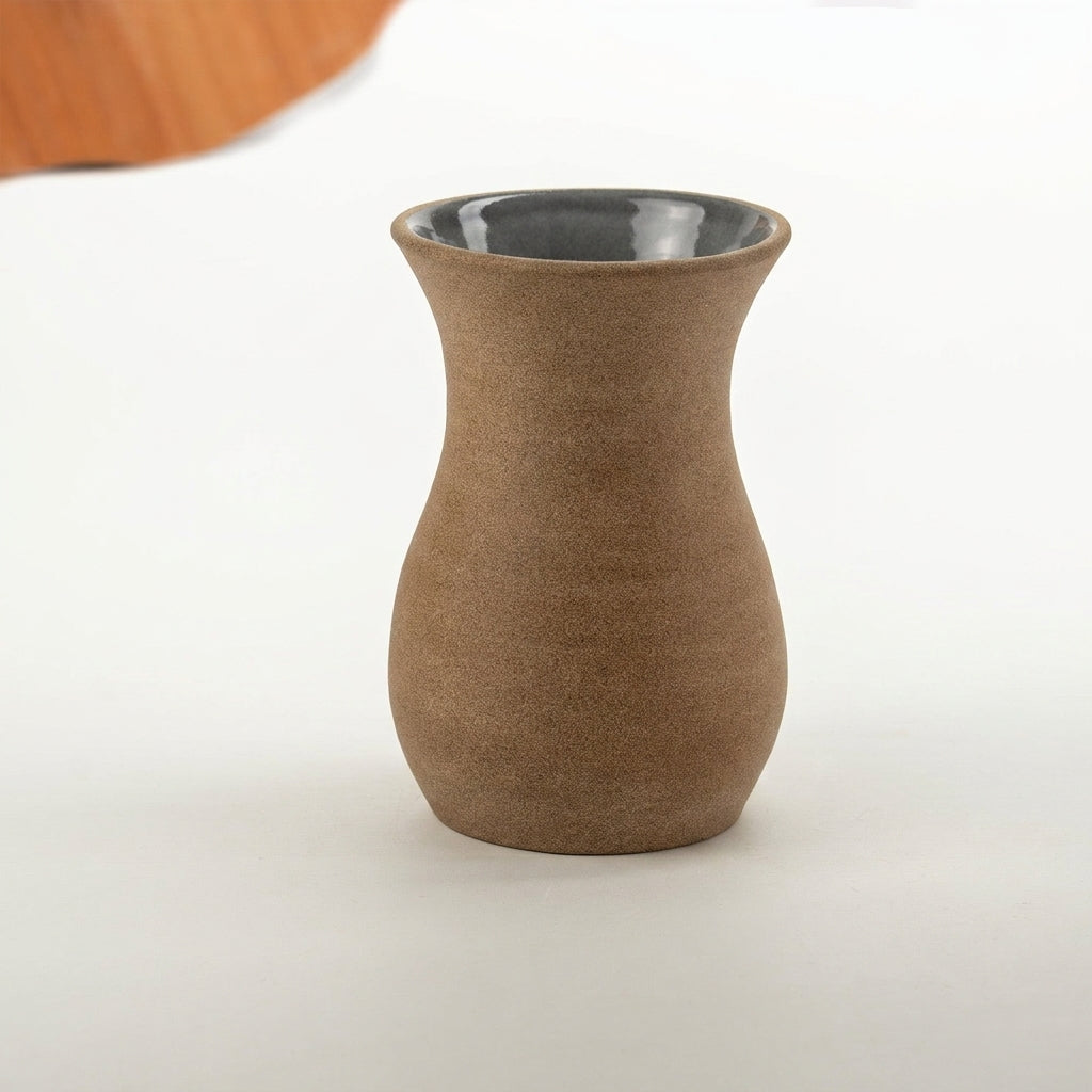 Vaso Silhueta em cerâmica artesanal — tamanho 16CM, argila Cappuccino, esmalte Grafite