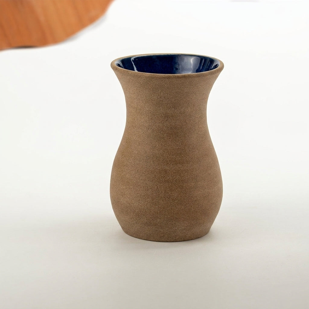 Vaso Silhueta em cerâmica artesanal — tamanho 16CM, argila Cappuccino, esmalte Lazuli