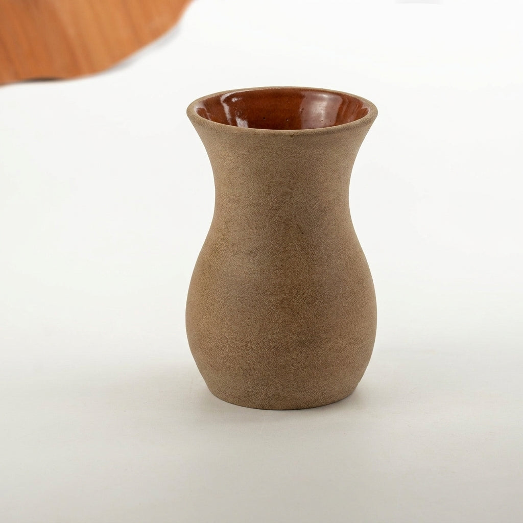 Vaso Silhueta em cerâmica artesanal — tamanho 16CM, argila Cappuccino, esmalte Sol de Terracota