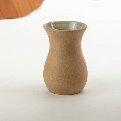 Vaso Silhueta em cerâmica artesanal — tamanho 16CM, argila Cappuccino, esmalte Verde Pompeia