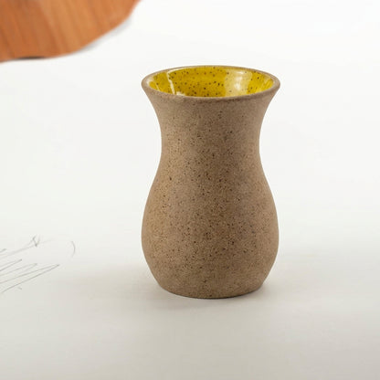 Vaso Silhueta em cerâmica artesanal — tamanho 16CM, argila Flocos, esmalte Amarelo Intenso