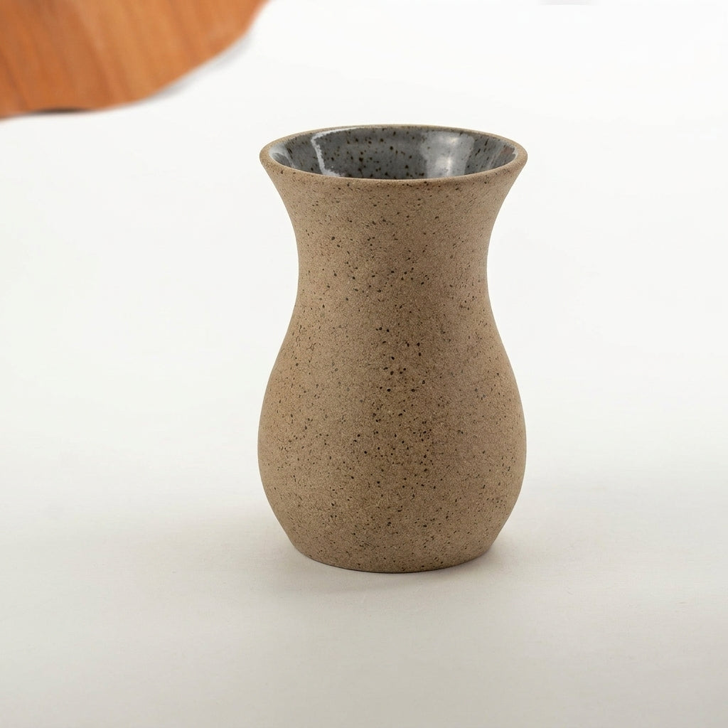 Vaso Silhueta em cerâmica artesanal — tamanho 16CM, argila Flocos, esmalte Grafite