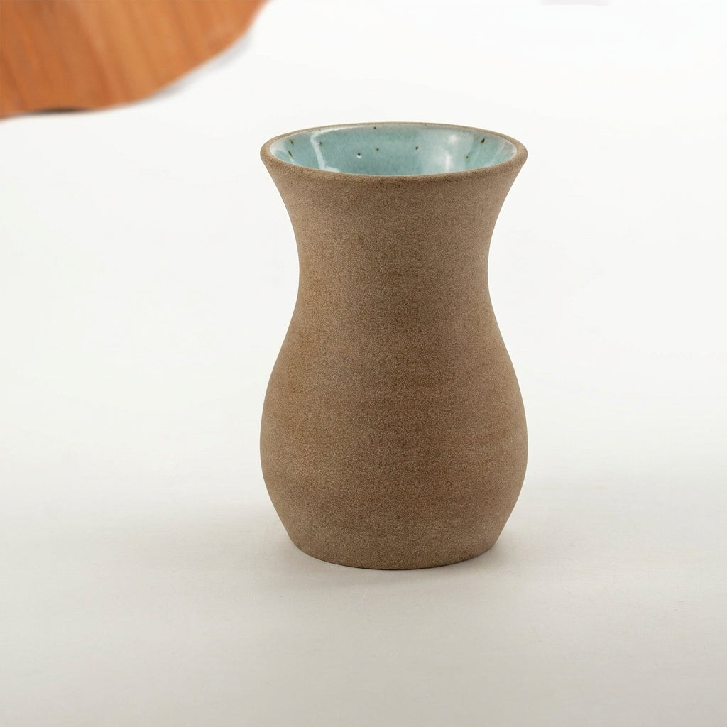 Vaso Silhueta em cerâmica artesanal — tamanho 16CM, argila Flocos, esmalte Jujuba