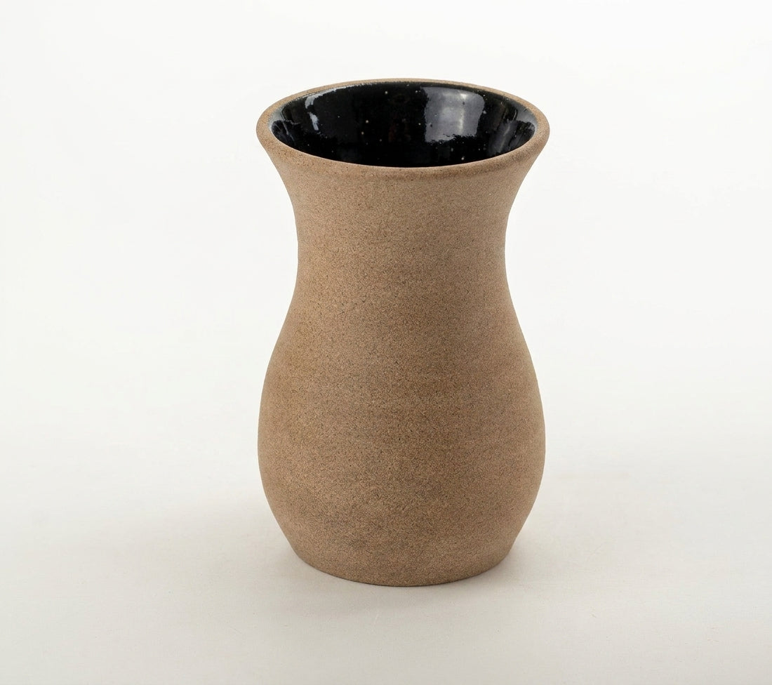 Vaso Silhueta em cerâmica artesanal — tamanho 16CM, argila Flocos, esmalte Preto Ébano