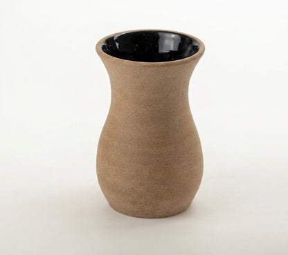 Vaso Silhueta em cerâmica artesanal — tamanho 16CM, argila Flocos, esmalte Preto Ébano