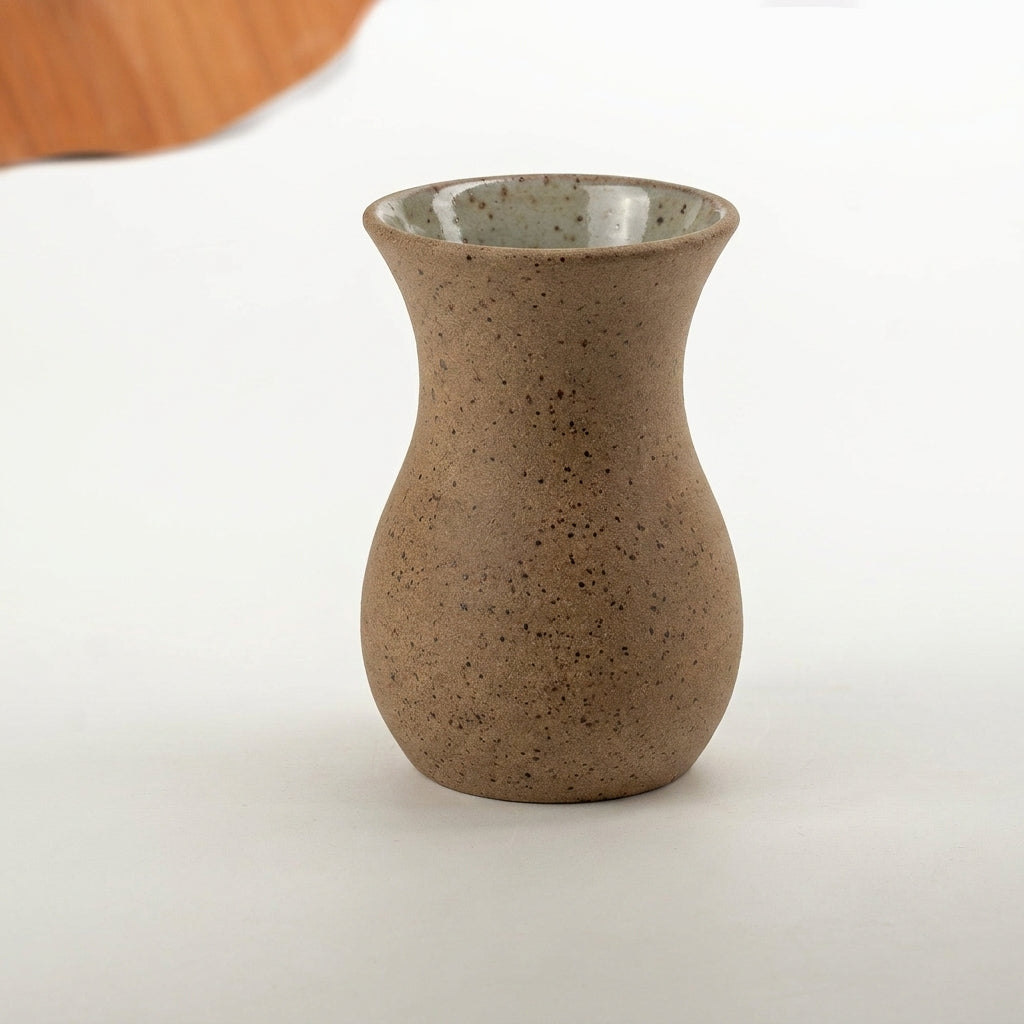 Vaso Silhueta em cerâmica artesanal — tamanho 16CM, argila Flocos, esmalte Verde Pompeia