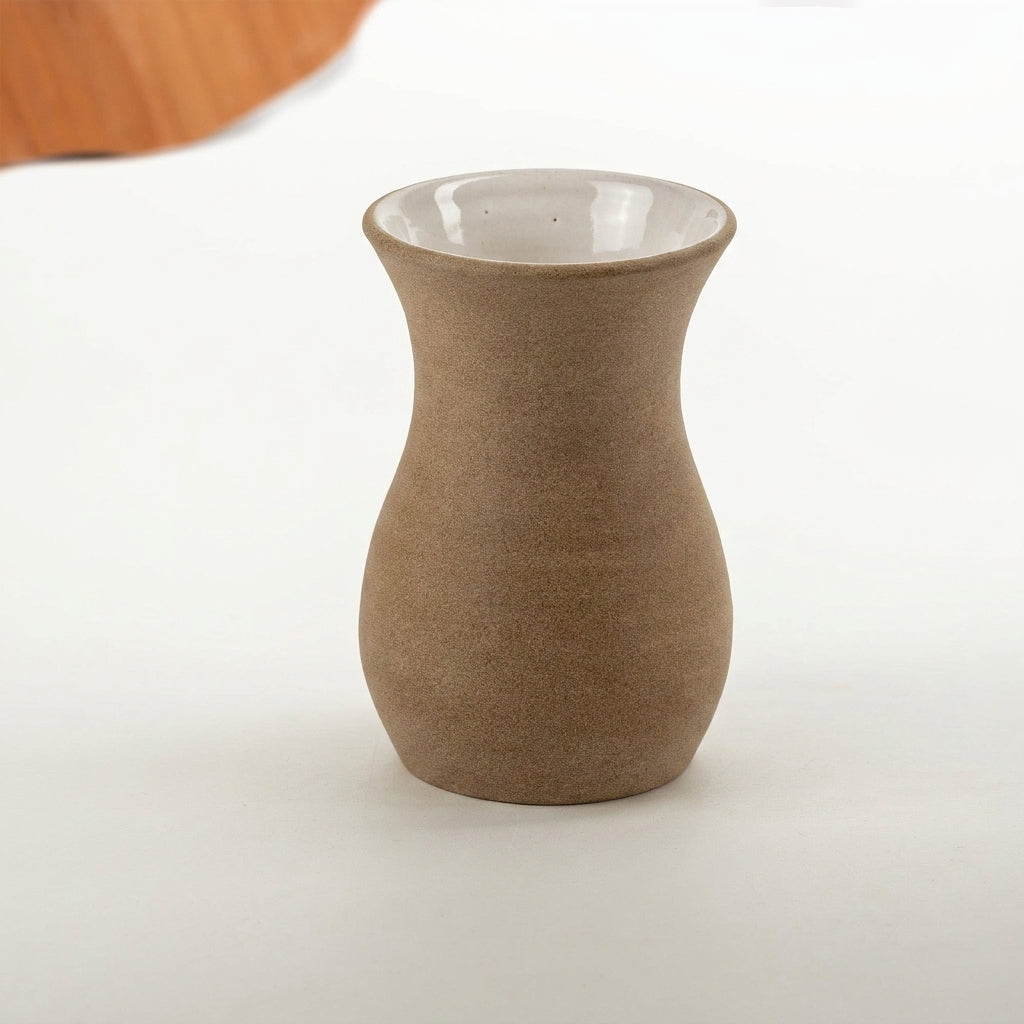 Vaso Silhueta em cerâmica artesanal — tamanho 9CM, argila Cappuccino, esmalte Branco AMME