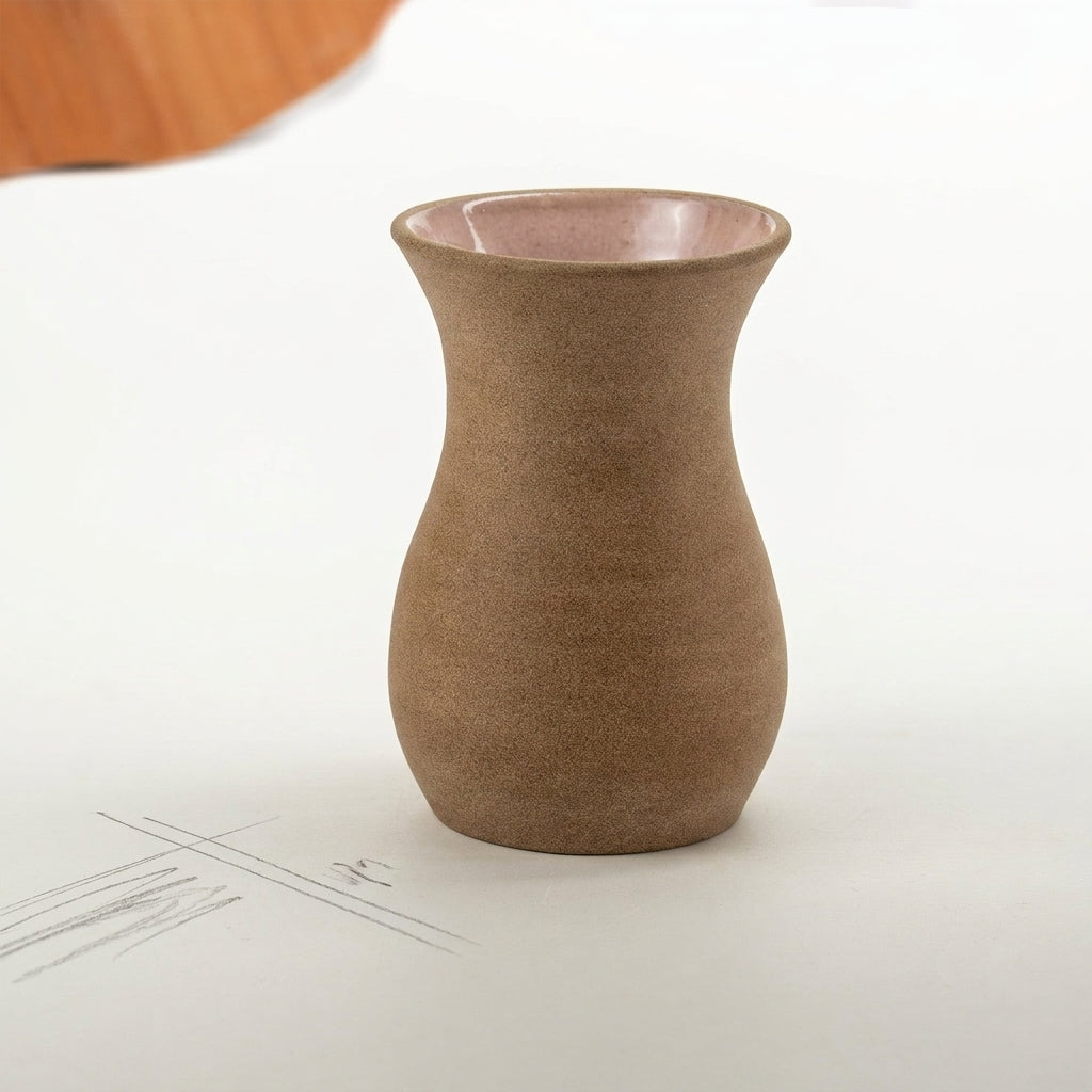 Vaso Silhueta em cerâmica artesanal — tamanho 9CM, argila Cappuccino, esmalte Nude