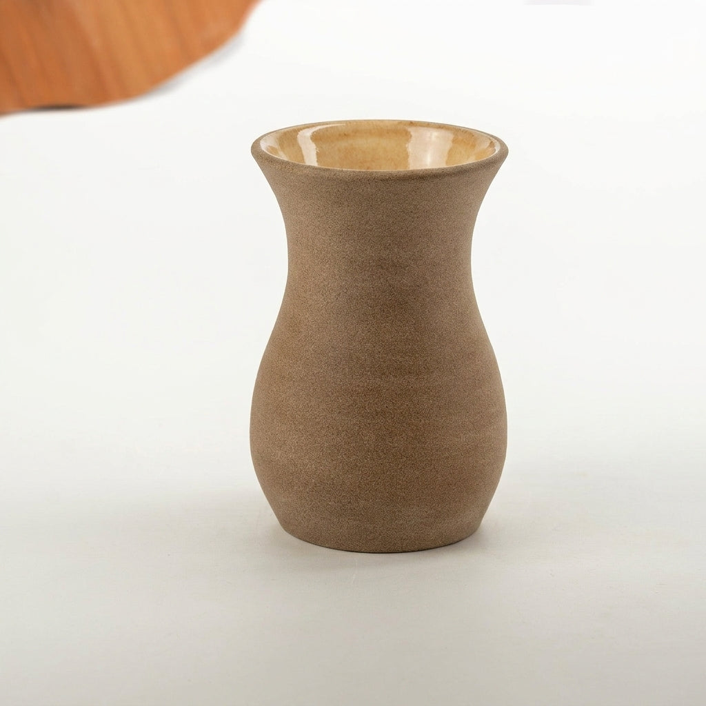 Vaso Silhueta em cerâmica artesanal — tamanho 9CM, argila Cappuccino, esmalte Pedra Sabão