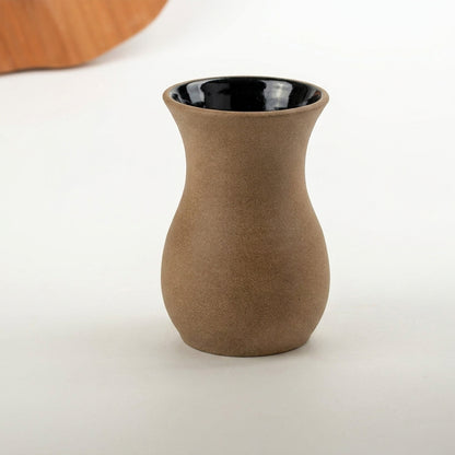 Vaso Silhueta em cerâmica artesanal — tamanho 9CM, argila Cappuccino, esmalte Preto Ébano