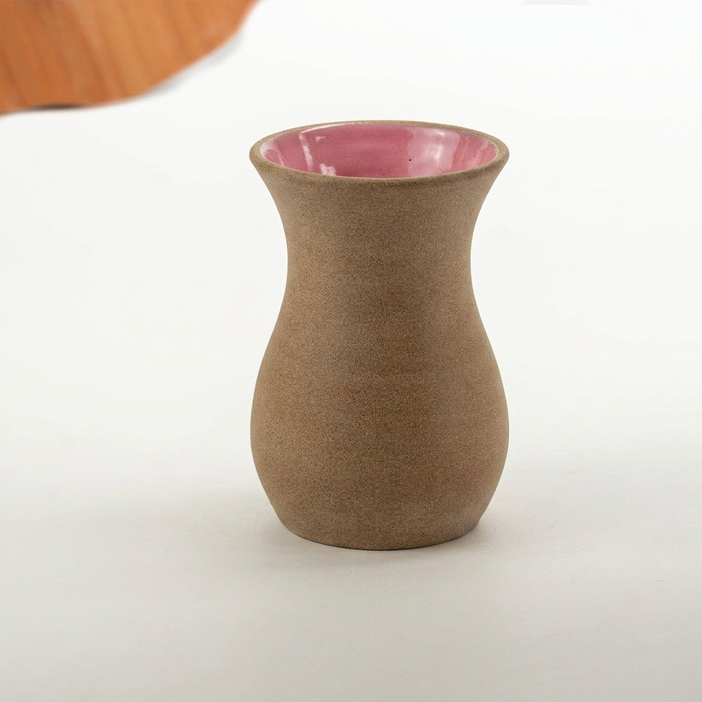 Vaso Silhueta em cerâmica artesanal — tamanho 9CM, argila Cappuccino, esmalte Rosa Barbie