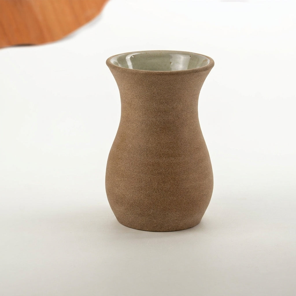 Vaso Silhueta em cerâmica artesanal — tamanho 9CM, argila Cappuccino, esmalte Verde Pompeia