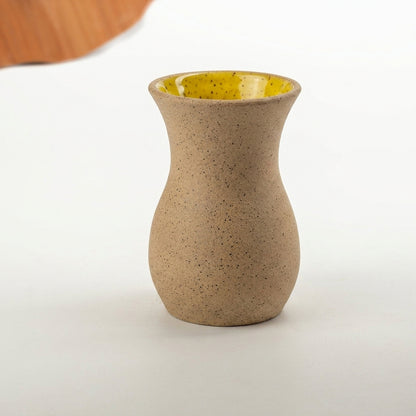 Vaso Silhueta em cerâmica artesanal — tamanho 9CM, argila Flocos, esmalte Amarelo Intenso