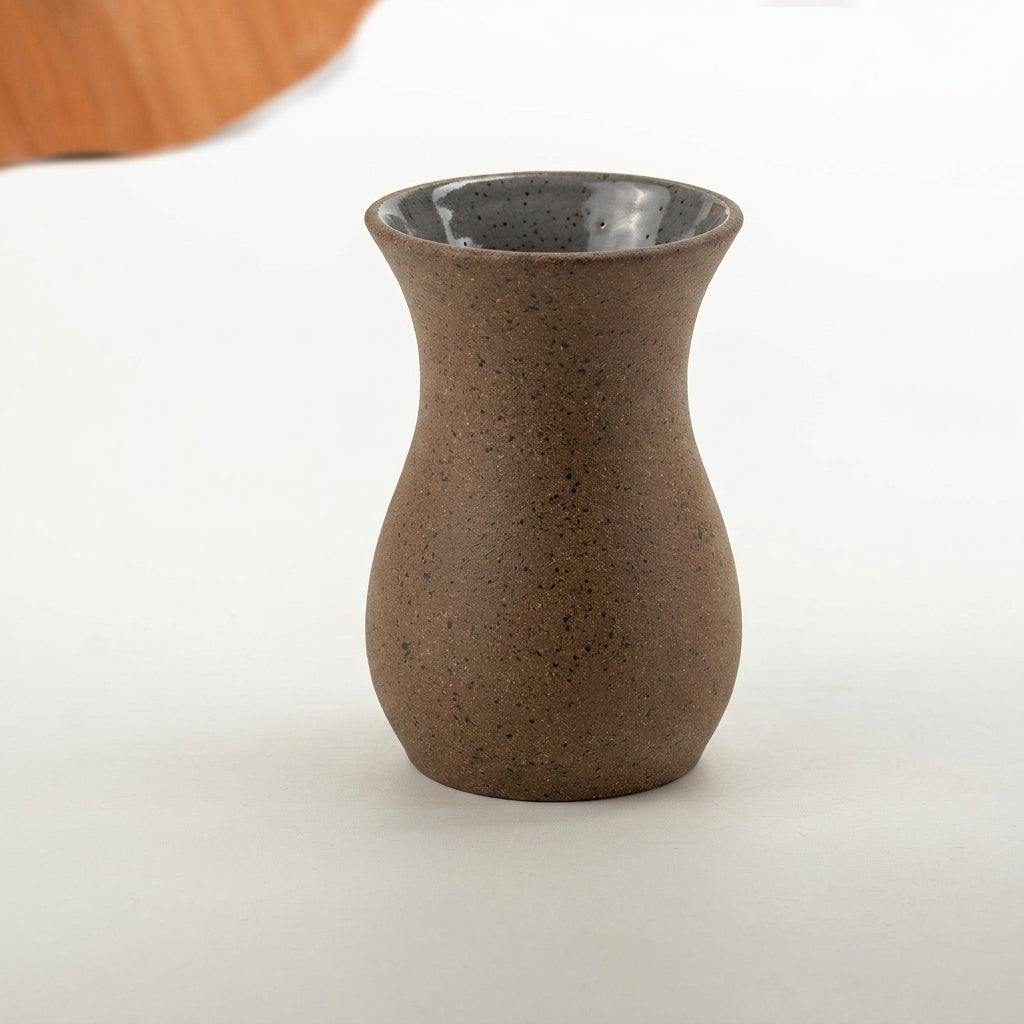 Vaso Silhueta em cerâmica artesanal — tamanho 9CM, argila Flocos, esmalte Grafite
