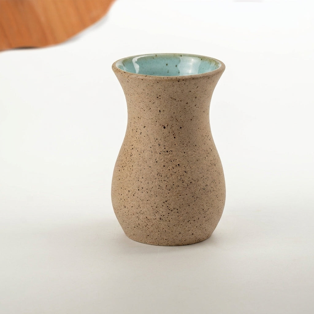 Vaso Silhueta em cerâmica artesanal — tamanho 9CM, argila Flocos, esmalte Jujuba