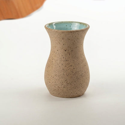Vaso Silhueta em cerâmica artesanal — tamanho 9CM, argila Flocos, esmalte Jujuba