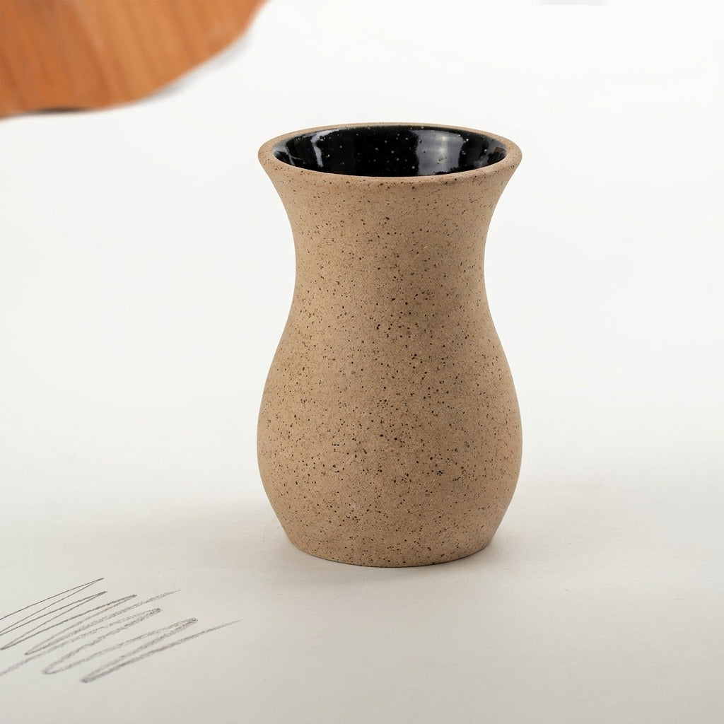 Vaso Silhueta em cerâmica artesanal — tamanho 9CM, argila Flocos, esmalte Preto Ébano