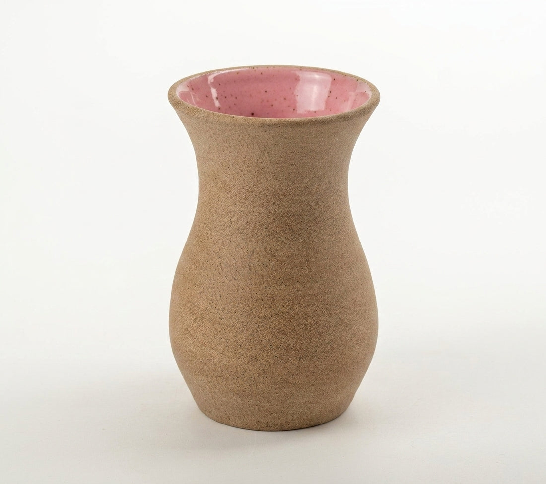 Vaso Silhueta em cerâmica artesanal — tamanho 9CM, argila Flocos, esmalte Rosa Barbie