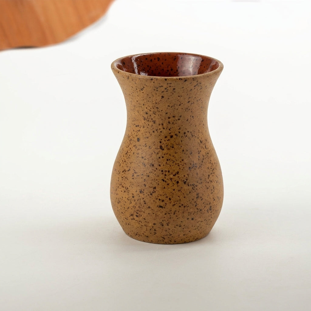 Vaso Silhueta em cerâmica artesanal — tamanho 9CM, argila Flocos, esmalte Sol de Terracota