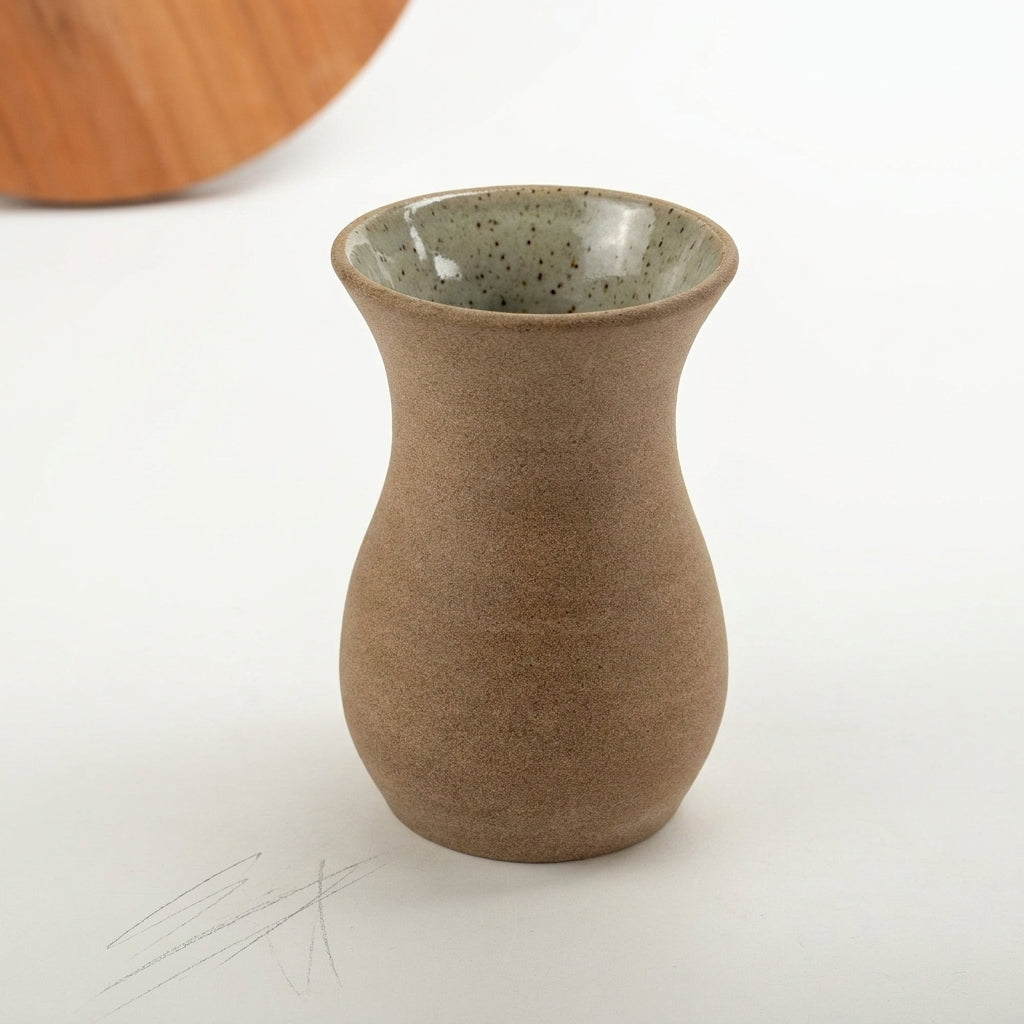 Vaso Silhueta em cerâmica artesanal — tamanho 9CM, argila Flocos, esmalte Verde Pompeia