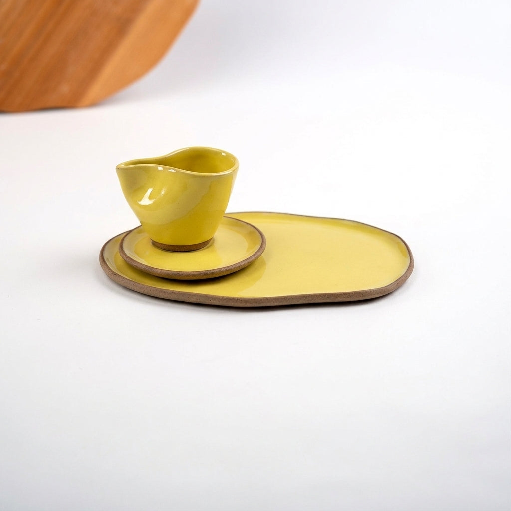Xícara Andorinha com bandeja orgânica em cerâmica artesanal — argila Cappuccino, esmalte Amarelo Intenso