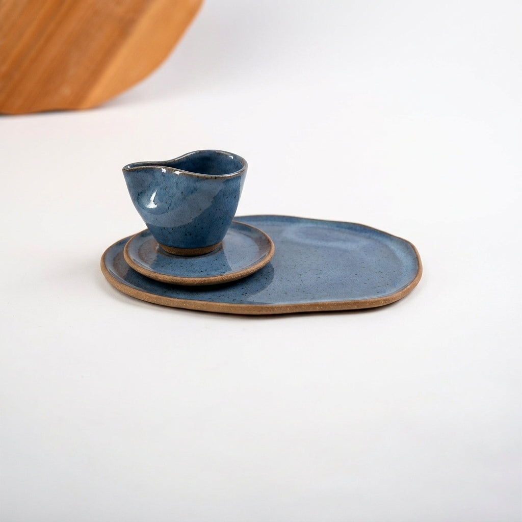 Xícara Andorinha com bandeja orgânica em cerâmica artesanal — argila Cappuccino, esmalte Azul Safira