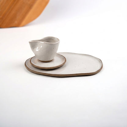 Xícara Andorinha com bandeja orgânica em cerâmica artesanal — argila Cappuccino, esmalte Branco AMME