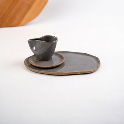 Xícara Andorinha com bandeja orgânica em cerâmica artesanal — argila Cappuccino, esmalte Grafite