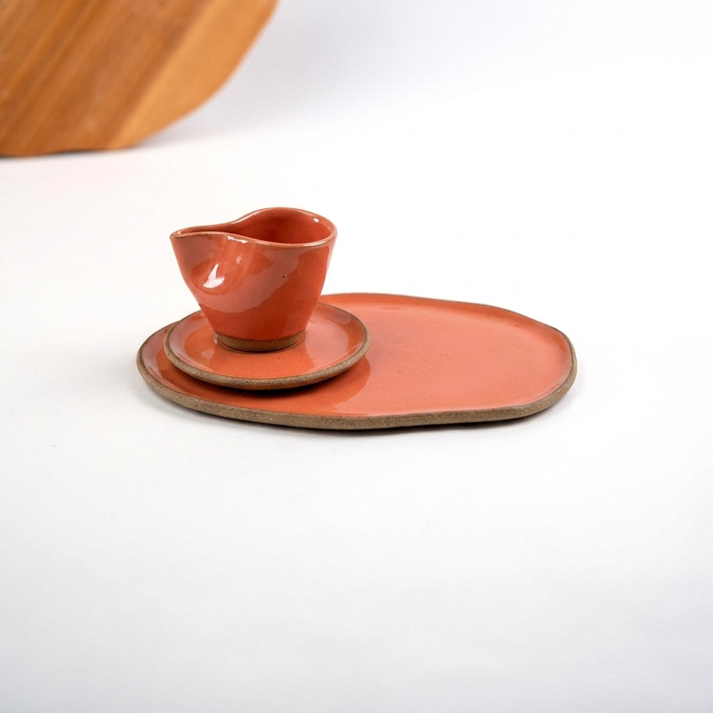 Xícara Andorinha com bandeja orgânica em cerâmica artesanal — argila Cappuccino, esmalte Laranja Intenso