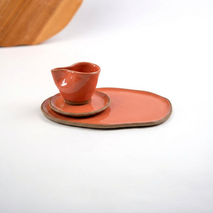 Xícara Andorinha com bandeja orgânica em cerâmica artesanal — argila Cappuccino, esmalte Laranja Intenso