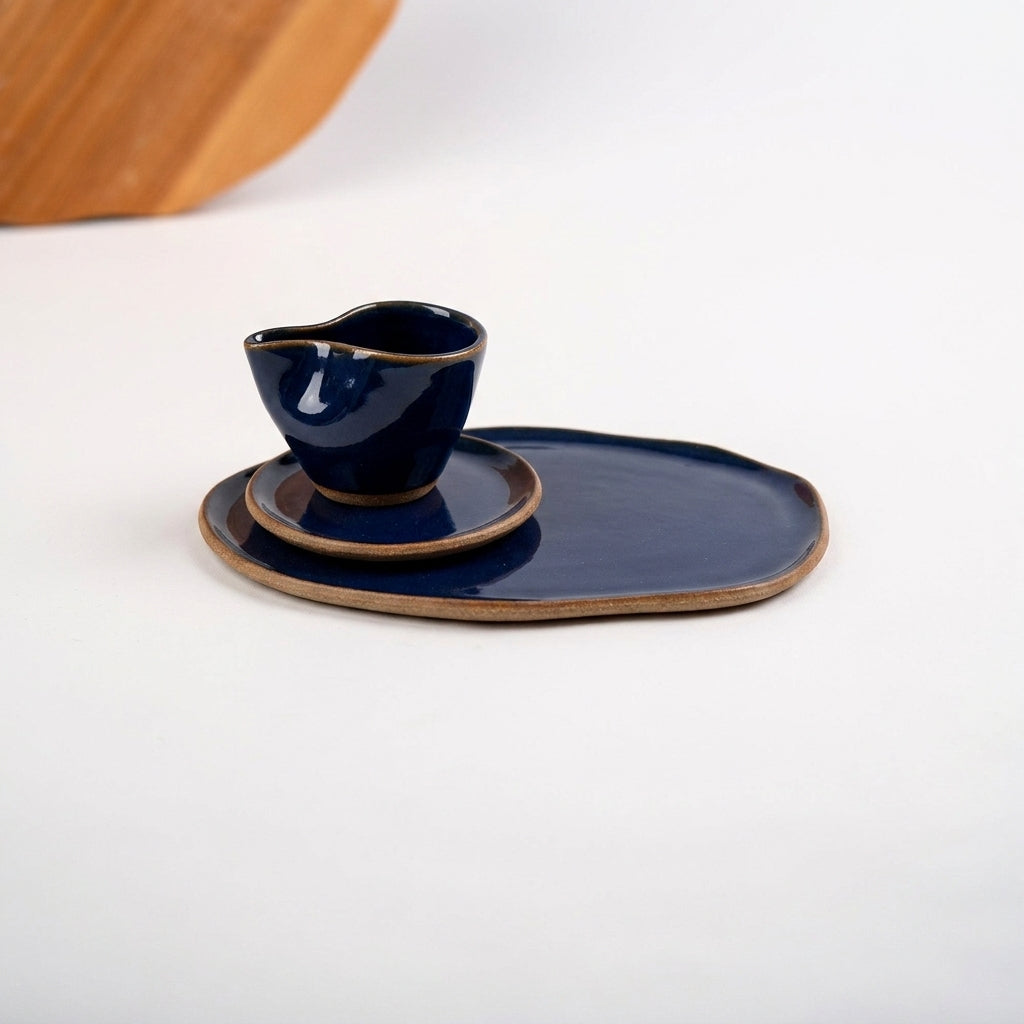 Xícara Andorinha com bandeja orgânica em cerâmica artesanal — argila Cappuccino, esmalte Lazuli