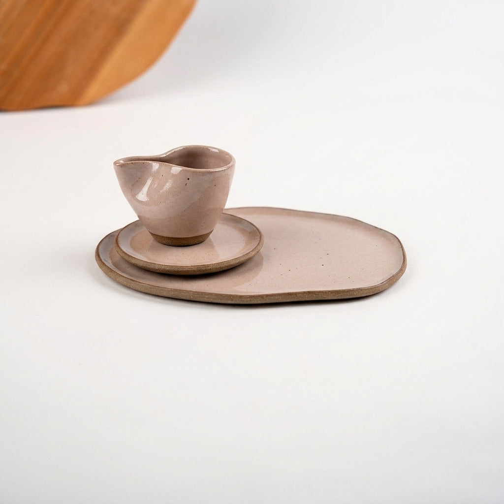 Xícara Andorinha com bandeja orgânica em cerâmica artesanal — argila Cappuccino, esmalte Nude