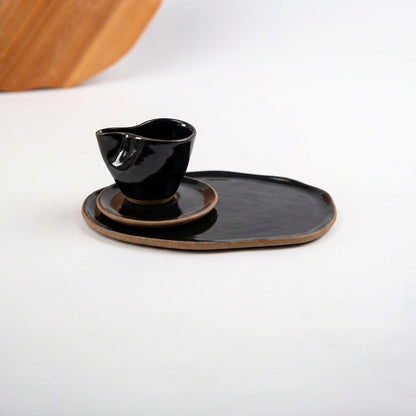 Xícara Andorinha com bandeja orgânica em cerâmica artesanal — argila Cappuccino, esmalte Preto Ébano