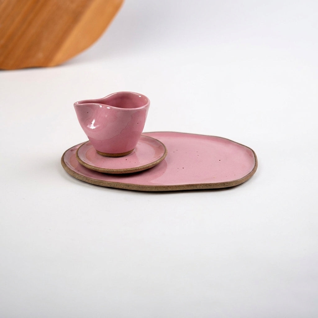 Xícara Andorinha com bandeja orgânica em cerâmica artesanal — argila Cappuccino, esmalte Rosa Barbie