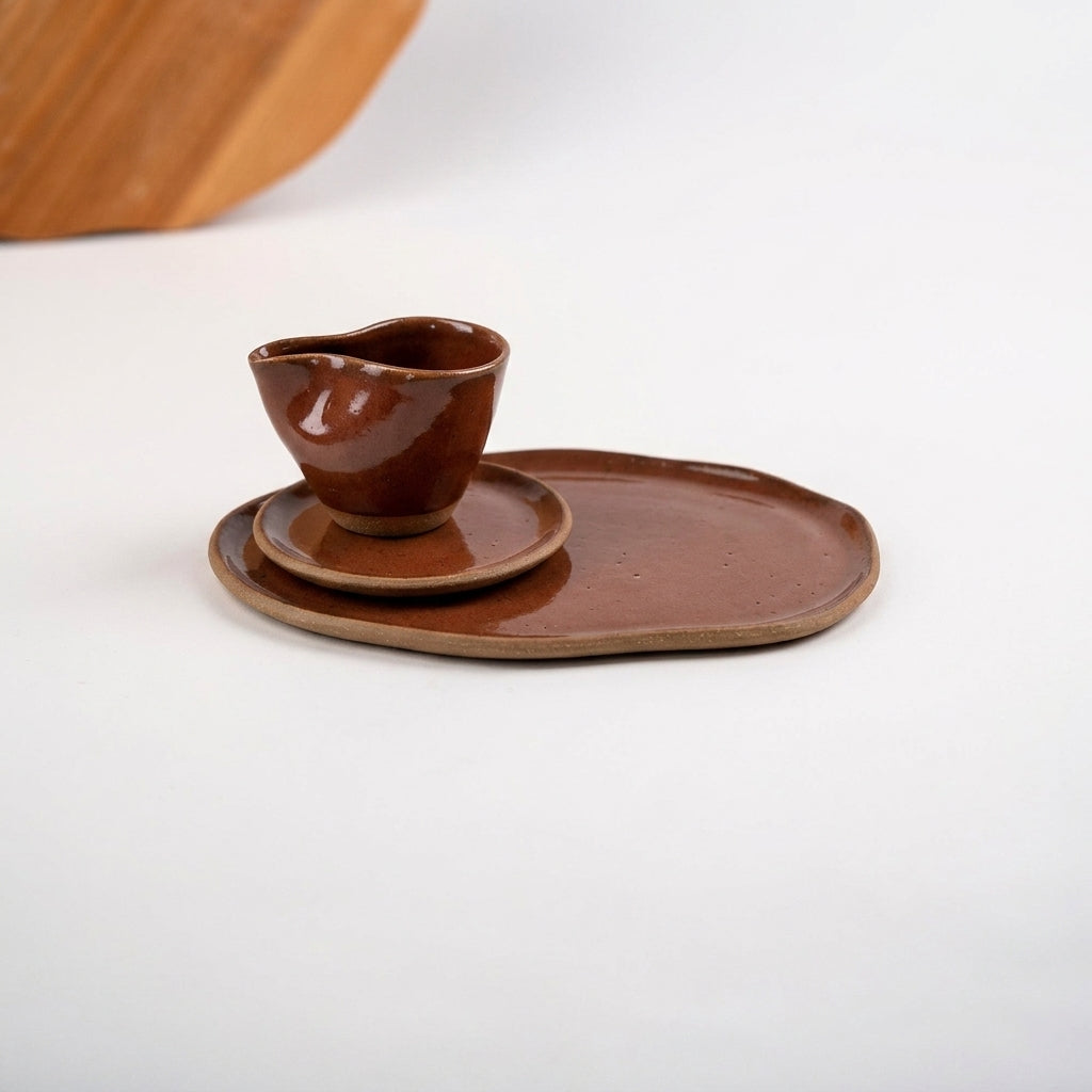 Xícara Andorinha com bandeja orgânica em cerâmica artesanal — argila Cappuccino, esmalte Sol de Terracota